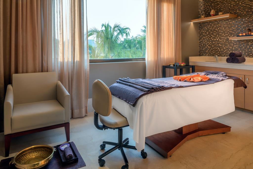 Hotel Feathers- A Radha Hotel, 5*