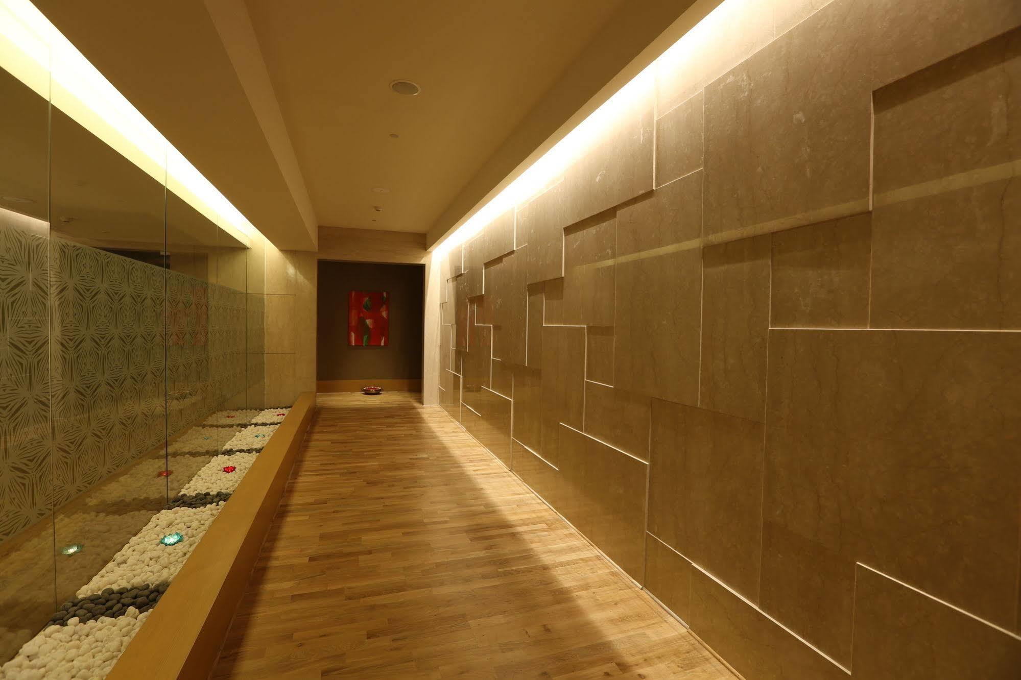 Feathers- A Radha Hotel, 5* Chennai