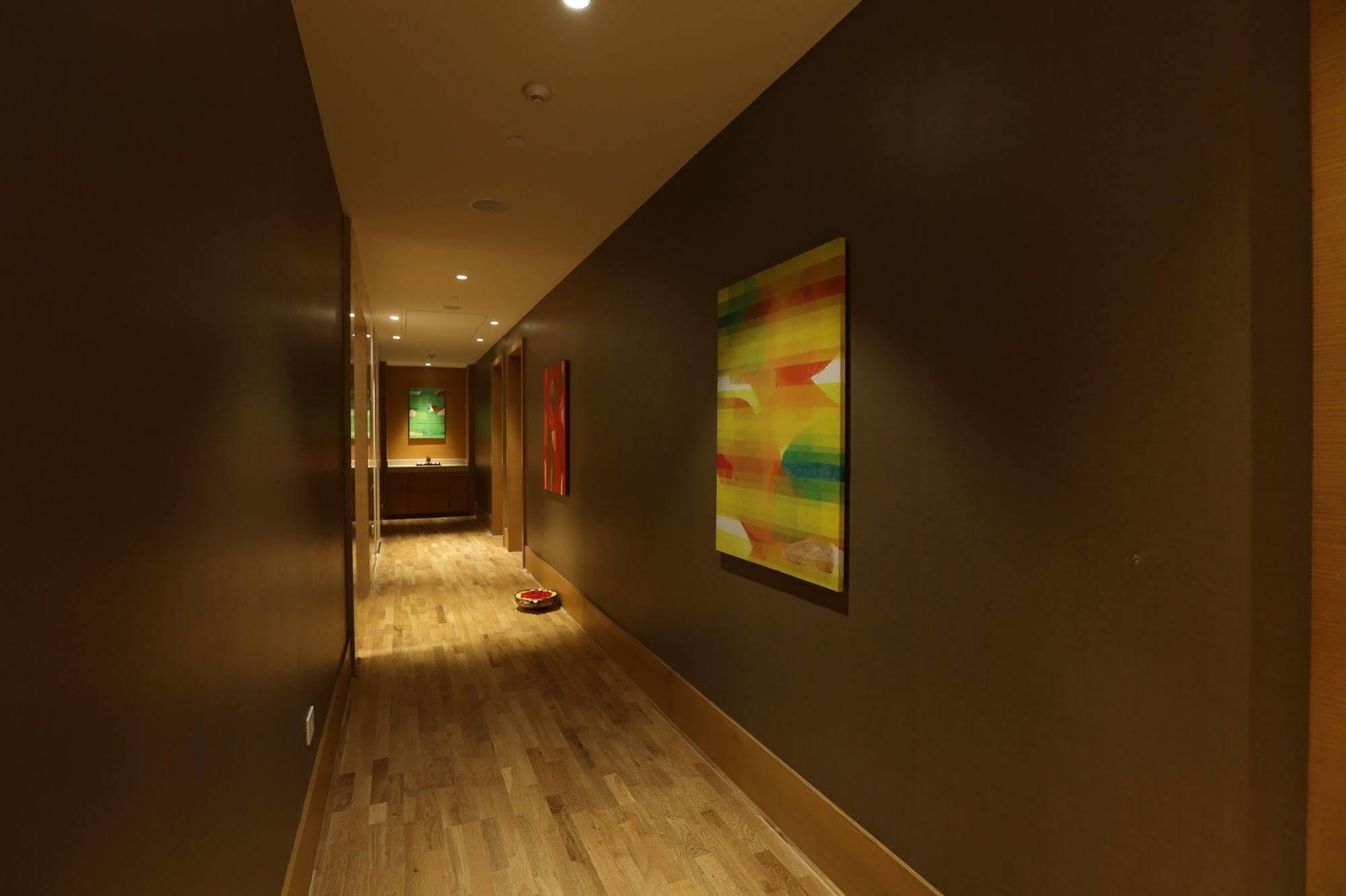 Hotel Feathers- A Radha Hotel, 5*