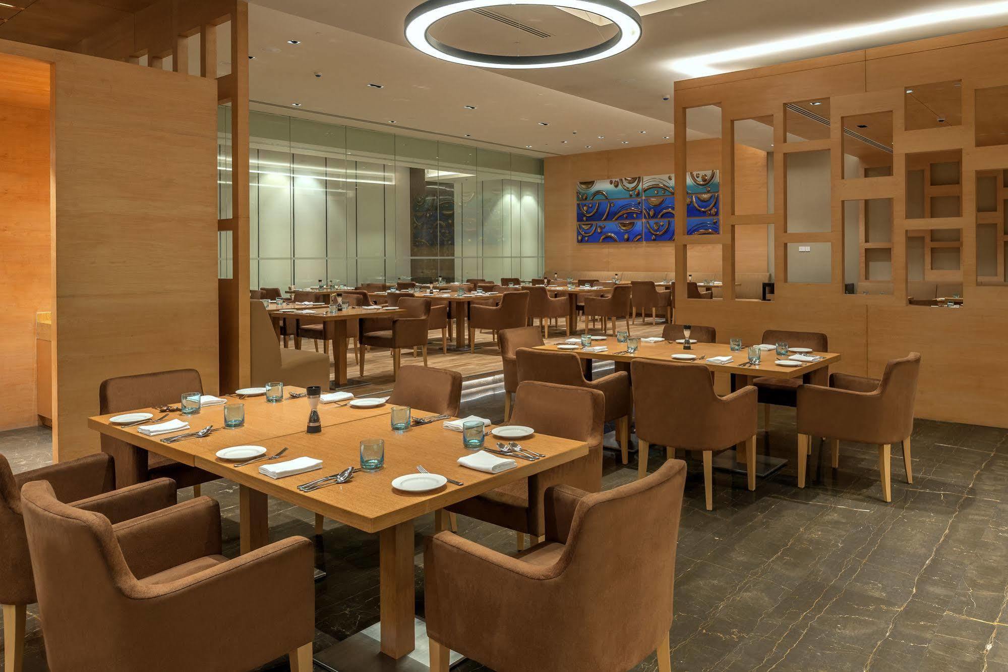 Hotel Feathers- A Radha Hotel, 5*