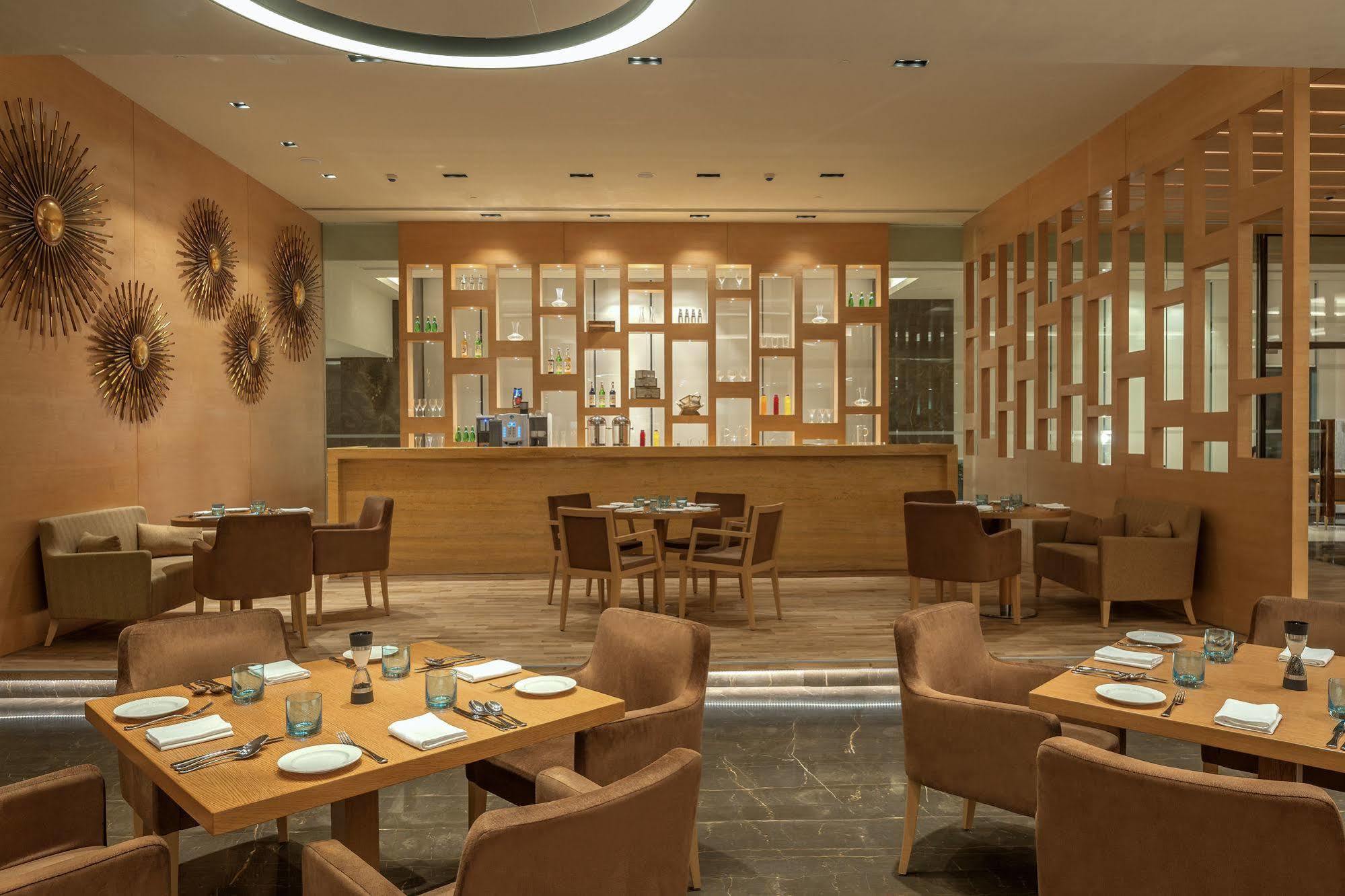 Feathers- A Radha Hotel, Hotel